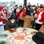 豪華賞品をかけてルーレットに参加する観光客ら＝豊岡市城崎町湯島