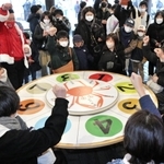 豪華賞品をかけてルーレットに参加する観光客ら＝豊岡市城崎町湯島