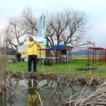 メダカをはじめとするさままざまな水生生物が暮らす＝豊岡市下鉢山