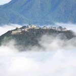 雲海に包まれた竹田城跡＝朝来市和田山町竹田（２０２２年１０月撮影）