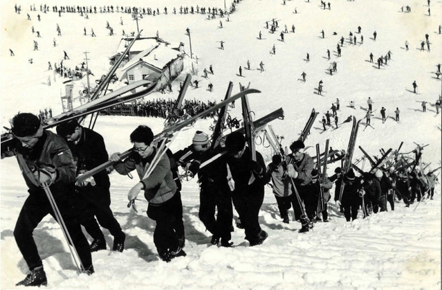 リフトの列に並ばず、雪の階段を上って上がる客も多かった＝昭和３０年代ごろ（日高神鍋観光協会提供）