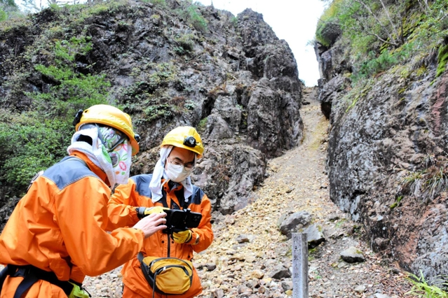スマホで３Ｄ画像を撮影する久間英樹教授（右）ら＝史跡・生野銀山