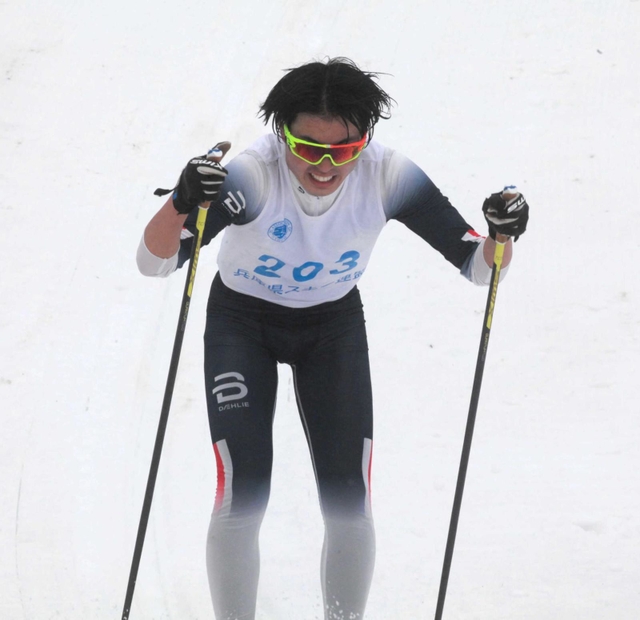 高校男子クロスカントリーのクラシカル１０キロでゴールする田淵瑠希選手＝おじろスキー場