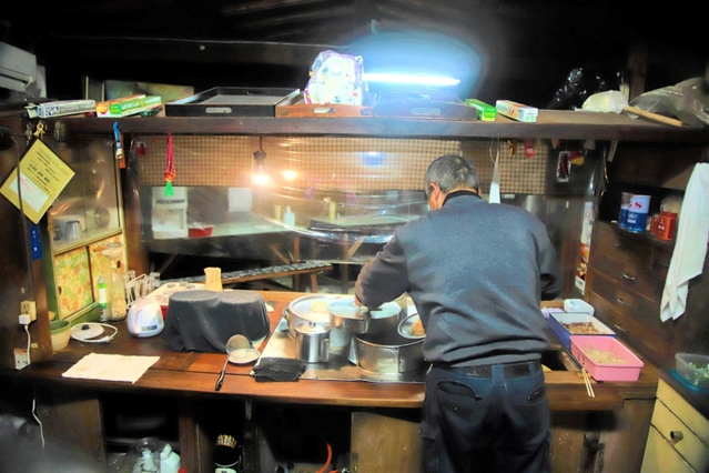 ５２年間現役の屋台。２００４年の台風２３号被害では天板まで水に漬かったという＝豊岡市日高町東芝