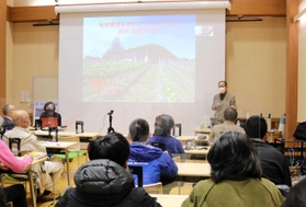 講演する東京都立大学の菊地俊夫特任教授＝豊岡市祥雲寺
