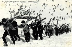 リフトの列に並ばず、雪の階段を上って上がる客も多かった＝昭和３０年代ごろ（日高神鍋観光協会提供）