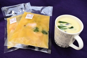 冷凍状態の液体とマグカップで蒸した茶わん蒸し＝豊岡市内