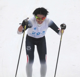 高校男子クロスカントリーのクラシカル１０キロでゴールする田淵瑠希選手＝おじろスキー場