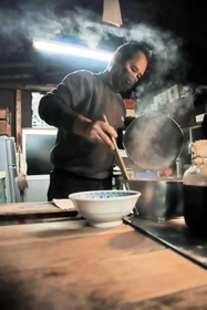 １杯ずつ丁寧にラーメンを作る松下寛さん＝豊岡市日高町東芝