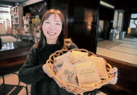 「おじろブレンドコーヒー」のドリップバッグと中村美和子さん＝香美町小代区城山