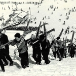 リフトの列に並ばず、雪の階段を上って上がる客も多かった＝昭和３０年代ごろ（日高神鍋観光協会提供）