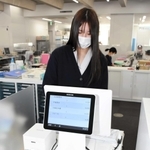 市民課の窓口に設置されたセルフレジ。職員と接触せずに支払いなどができる＝朝来市役所