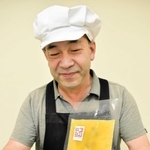 卵液と具材の入った冷凍状態のパウチと、出来上がった茶わん蒸しを手にする大江貴樹代表＝豊岡市内