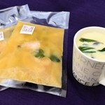 冷凍状態の液体とマグカップで蒸した茶わん蒸し＝豊岡市内
