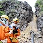 スマホで３Ｄ画像を撮影する久間英樹教授（右）ら＝史跡・生野銀山