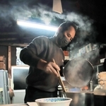 １杯ずつ丁寧にラーメンを作る松下寛さん＝豊岡市日高町東芝