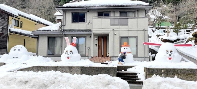 関西でおなじみ「おき太君とめざめちゃん」が大雪像に 浜辺の漂着物を