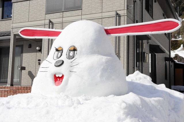 関西でおなじみ「おき太君とめざめちゃん」が大雪像に 浜辺の漂着物を