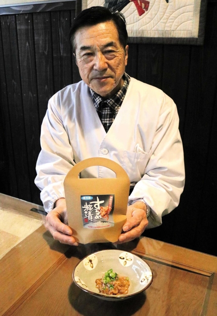するめ糀漬を製造販売する「わらく」の小西光明代表＝豊岡市日高町太田