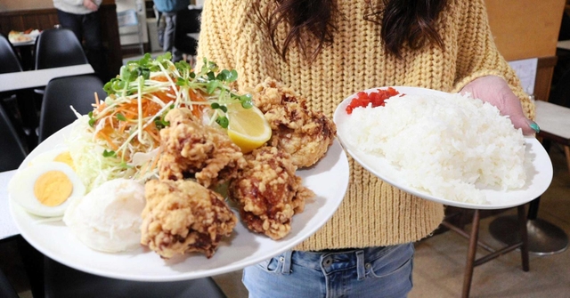 １番人気の「唐揚げライス」。初見の客は「笑うしかない」様子という＝豊岡市若松町