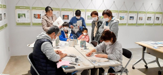 新聞バッグのワークショップを開く広谷大屋専売所の長島敏行所長＝やぶ市民交流広場（ＹＢ　ファブ）