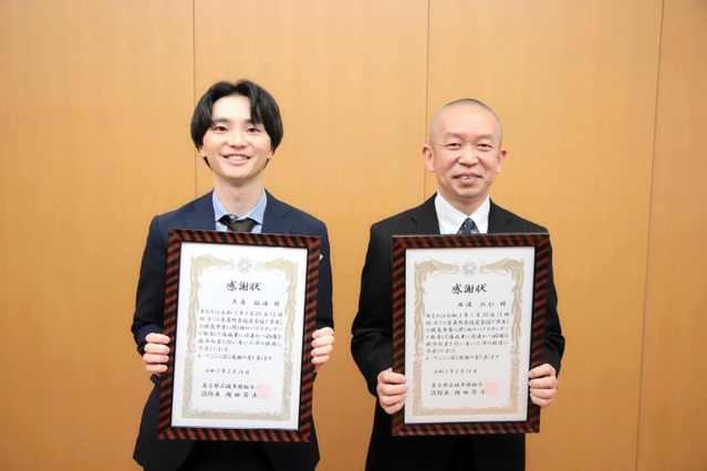 高齢女性の命を救った香美町職員の西浦弘仁さん（右）と大島拓海さん＝香美町役場