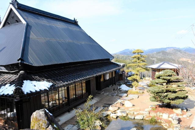 周辺の景色に合わせて改修した建物＝朝来市山東町迫間