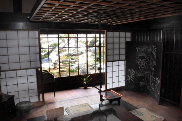 室外の庭園も楽しめるいろり付きの部屋＝朝来市山東町迫間