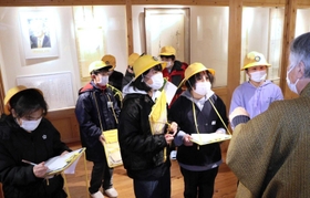 仲田さんに関する説明をメモする児童たち＝豊岡市竹野町竹野