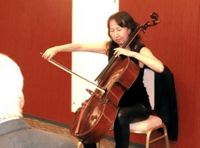 東京養父市会で演奏を披露したチェロ奏者の竹花加奈子さん＝東京都千代田区