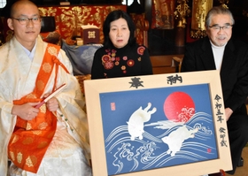 絵馬を奉納した（右から）神谷勝さんと松本まゆみさんと、受け取った水野伸昭住職＝本住寺