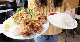 １番人気の「唐揚げライス」。初見の客は「笑うしかない」様子という＝豊岡市若松町