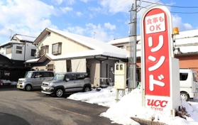 赤い看板が目印。今では食事がメインに＝豊岡市若松町