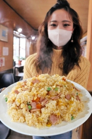 ２合以上３合未満の焼きめし。追加１００円で、さらに縁ぎりぎりの「大盛り」が可能＝豊岡市若松町