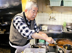 リンド店主の森垣哲夫さん＝豊岡市若松町