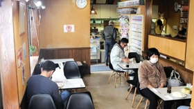 くつろいでもらえるような店づくりをして５０年。千冊以上の漫画が並び、雑誌や週刊誌、新聞も取りそろえる＝豊岡市若松町