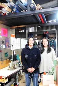 「トレイルヘッズ」を営む岡本峻さん、幸恵さん夫妻＝豊岡市祥雲寺