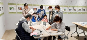 新聞バッグのワークショップを開く広谷大屋専売所の長島敏行所長＝やぶ市民交流広場（ＹＢ　ファブ）