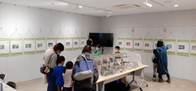養父市で開かれた五国巡礼展示の様子＝やぶ市民交流広場（ＹＢ　ファブ）