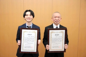 高齢女性の命を救った香美町職員の西浦弘仁さん（右）と大島拓海さん＝香美町役場