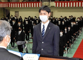 卒業生を代表して卒業証書を授与される稲津陽人さん＝近畿大付属豊岡高