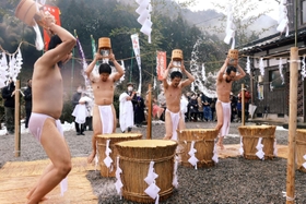 冷え込んだ寒空の下、冷たい水を浴びる僧侶たち＝妙福寺