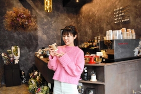 出石町の観光スポットの中心部でカフェをオープンした鍵井瑞希さん＝豊岡市出石町本町