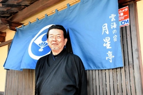 月星亭をオープンさせた足立泰司さん＝朝来市山東町迫間