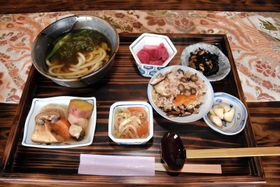 自家製の野菜などをふんだんに使った「おまかせランチ」＝朝来市山東町迫間
