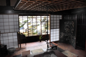 室外の庭園も楽しめるいろり付きの部屋＝朝来市山東町迫間