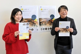 豊岡アートアクションの中貝宗治理事長（右）と松宮未来子理事＝豊岡市役所