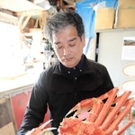 カニの照明を手がけた今西照一さん＝兵庫県香美町香住区余部