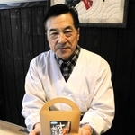 するめ糀漬を製造販売する「わらく」の小西光明代表＝豊岡市日高町太田
