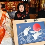 絵馬を奉納した（右から）神谷勝さんと松本まゆみさんと、受け取った水野伸昭住職＝本住寺